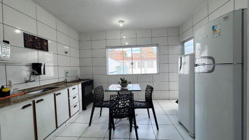 Balneario Arpoador House | Casa terrea perfeita para familias 100 m da praia do Arpoador, com piscina, churrasqueira, ar condicionado e 4 quartos