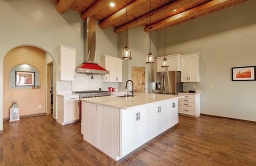 Taos House | Casa Tres Ventanas - Luxury Taos Home with Mountain Views