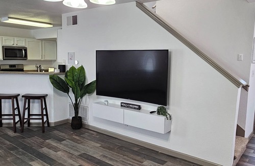 El Dorado West House | Casa Tulipán, 5 min from Providence Hospital Eastside, 15 min from Airport.
