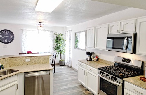 El Dorado West House | Casa Tulipán, 5 min from Providence Hospital Eastside, 15 min from Airport.