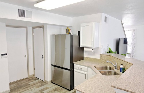El Dorado West House | Casa Tulipán, 5 min from Providence Hospital Eastside, 15 min from Airport.