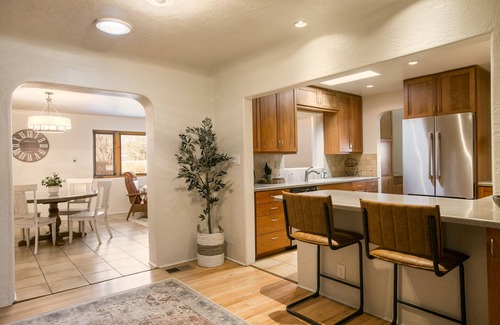 Alamedan Valley House | CASA de Los Ranchos 4BR/2BA North Valley Greenbelt, Trails, Shopping & Dining.