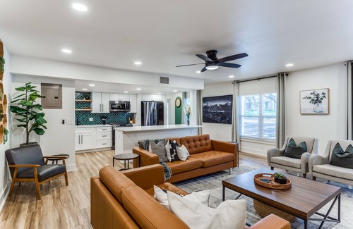 North San Antonio - SAT House | Casa Verde - POOL - Sleeps 12 - 8 minutes from Airport
