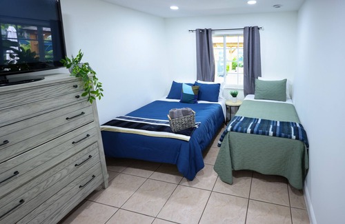 Ludlam Villa | Casa Vida /King Bed TV 10 Guests