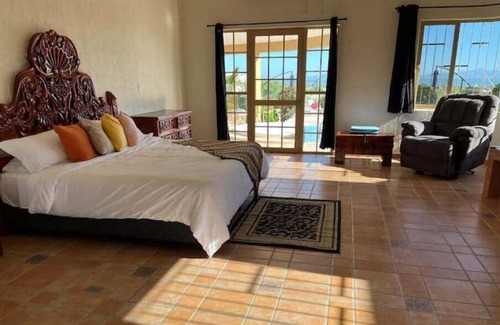 El Centenario House | Casa Vista Del Mar Lower Suite King Beds