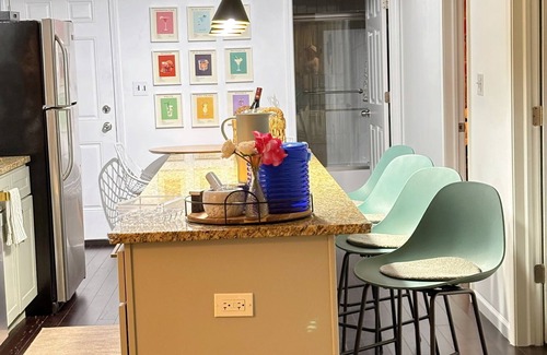 Avondale Apartment | Casa Wolfram 20 Minutes from Downtown In The Heart of Logan Sqaure