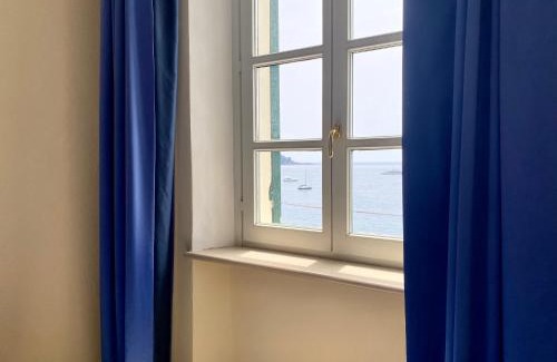 Camogli Apartment | CasaViva - Beachfront Trilo with parking in Camogli