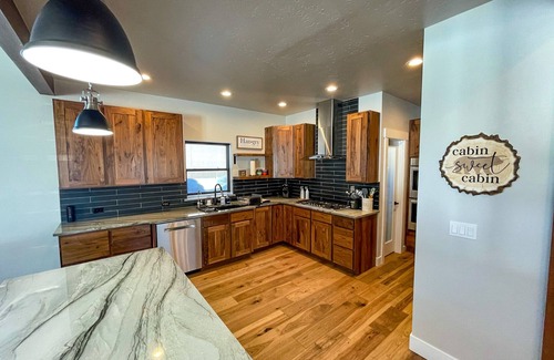 Donnelly House | Cascade Pines Lake House - Mountain Views - Sauna - EV Charger