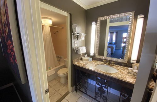 Bloomington Hotel | Cascades Inn