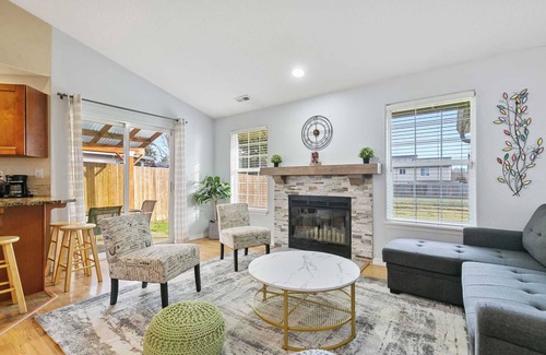 Mill Plain House | Cascadia Retreat: Cozy Home Perfect for Your Family Getaway on 166th St #42006