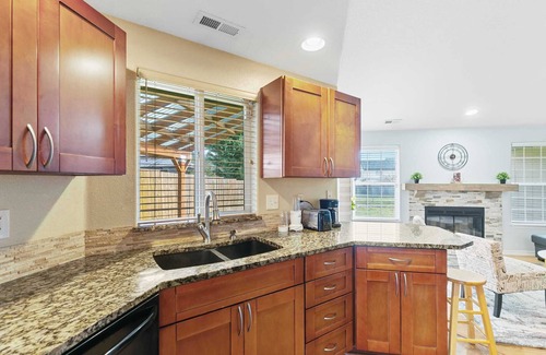 Mill Plain House | Cascadia Retreat: Cozy Home Perfect for Your Family Getaway on 166th St #42006