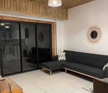 Petite-ÃŽle Apartment | Case colorée