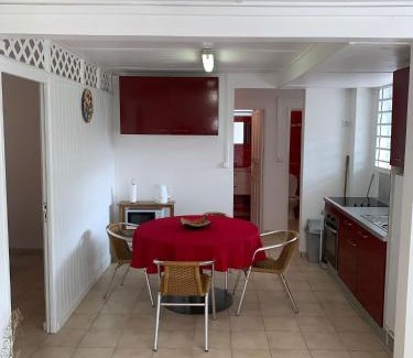 Les Abymes Apartment | Case rouge