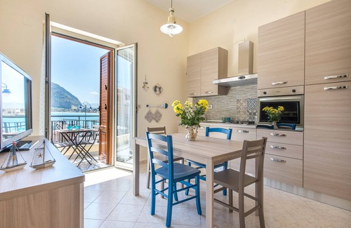 Mondello Apartment | Casetta vista mare in piazza a Mondello