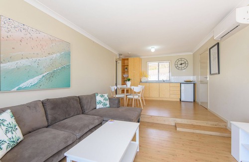 Batehaven House | Caseys Beachfront Holiday House