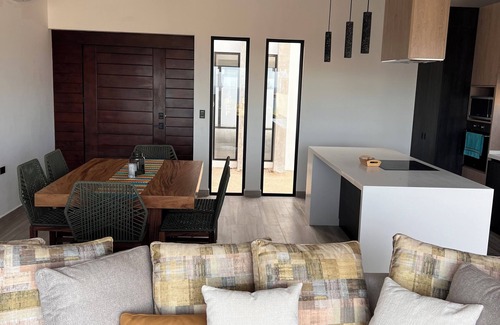 La Ventana House | Casita by the SeanPool, Modern, private rooftop, king bedsn2 minute to beach!