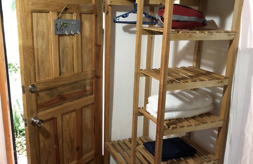 Tela Cabin | Casita de Vacaciones Para Pareja o Solteros en Residencial con Seguridad