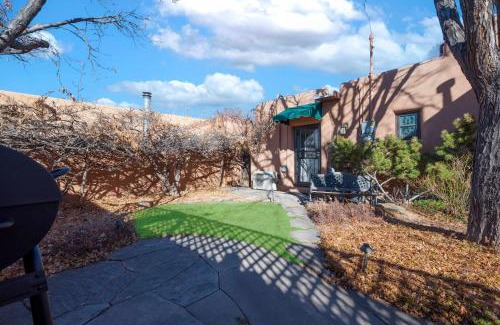South Capitol House | Casita Gomez- Courtyard - Quiet - Railyard - 1BR