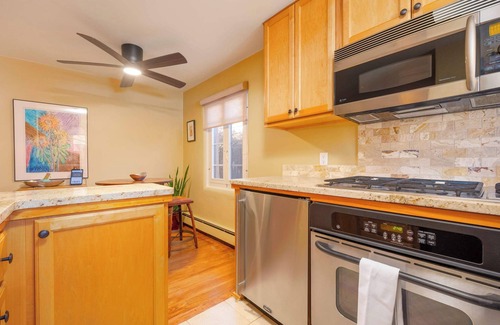 South Capitol House | Casita Gomez- Courtyard - Quiet - Railyard - 1BR