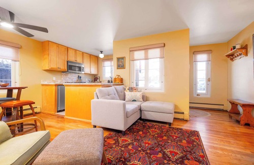 South Capitol House | Casita Gomez- Courtyard - Quiet - Railyard - 1BR