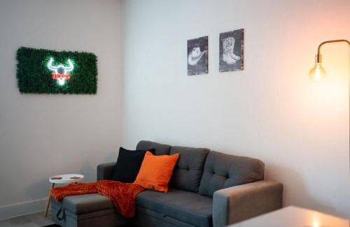 McNeil Apartment | Casita Longhorn Near Q2, Domain - Pool Access
