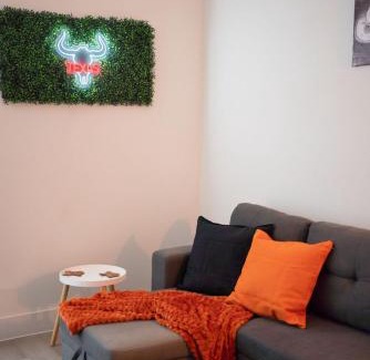 McNeil Apartment | Casita Longhorn Near Q2, Domain - Pool Access