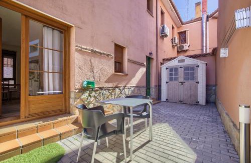 Alcala de Henares Apartment | CASONA 44 - Apartamento para 2 con Wifi, AC y Patio Exterior