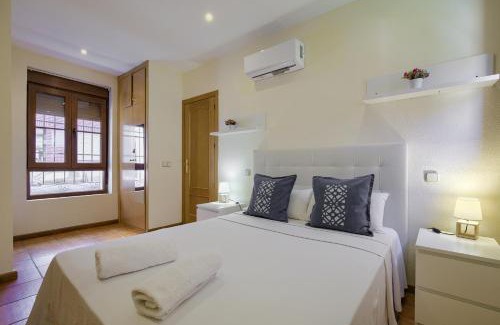 Alcala de Henares Apartment | CASONA 44 - Apartamento para 2 con Wifi, AC y Patio Exterior