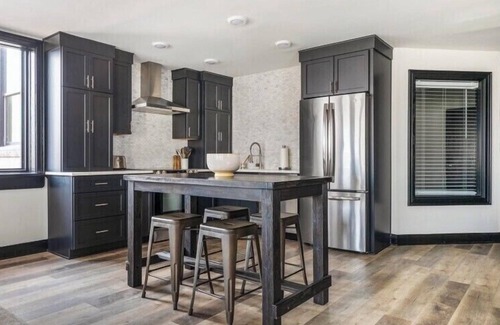 West Main Historic District Apartment | Cassius Quarters@The713! Downtown, large, upscale suite w/private balcony
