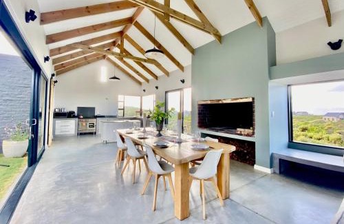 Gansbaai Villa | Cast Away at Romansbaai - Salted Fynbos Staying