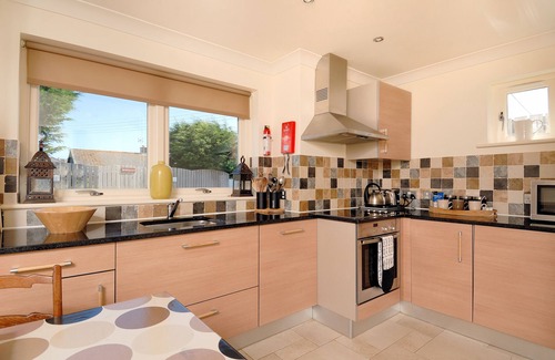 Trevone Cottage | Castaway Cottage in Trevone with parking and very close to the Sandy Beach.