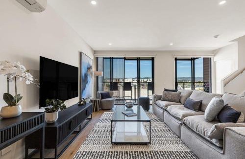 Safety Beach House | Castaway Villa - Luxe on the Marina Walk to Beach