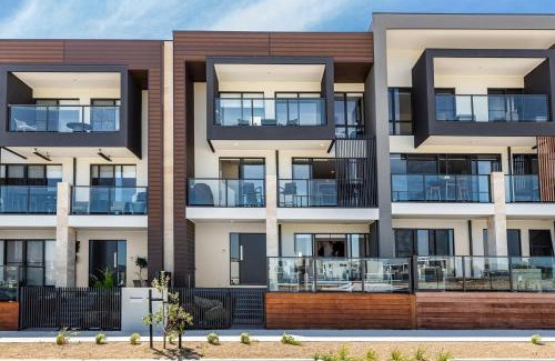 Safety Beach House | Castaway Villa - Luxe on the Marina Walk to Beach