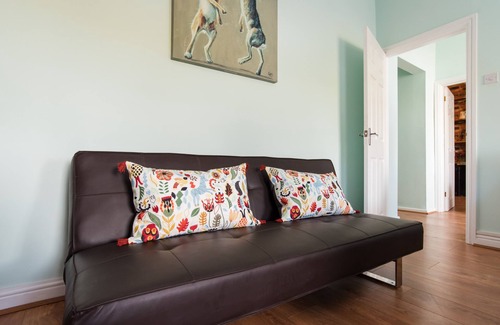 Tongwynlais Apartment | Castell Coch View Apartment - Cardiff North - J32 M4