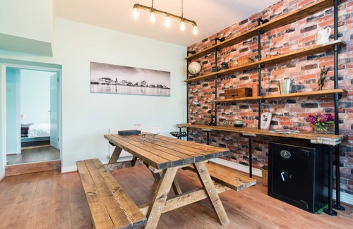 Tongwynlais Apartment | Castell Coch View Apartment - Cardiff North - J32 M4