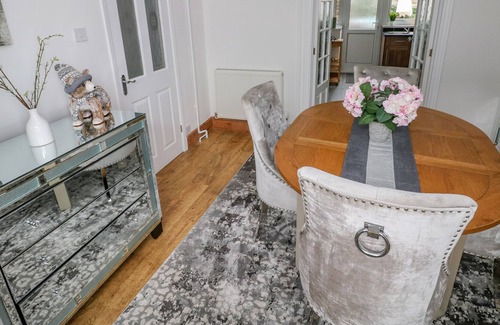 Bridgend Cottage | CASTELL NEWYDD, family friendly, with open fire in Bridgend
