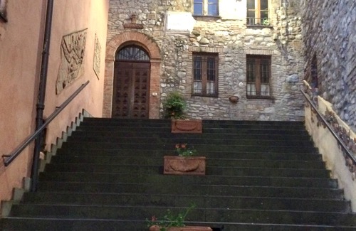 Ficulle House | Castelmaggiore, apartment in the historic center