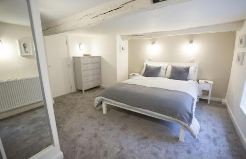 Cardigan House | Castle Cottage