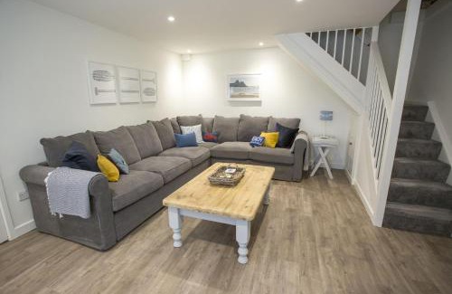 Cardigan House | Castle Cottage