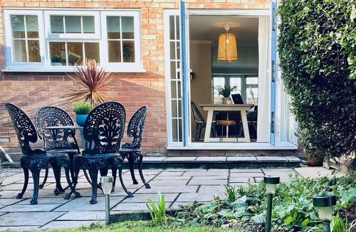 Warwick Town Centre House | Castle Gate - Central Location with Large Living Space
