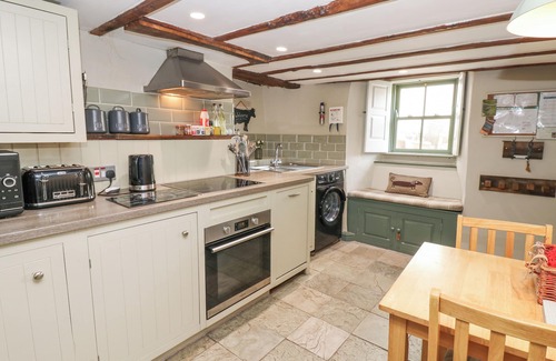 Middleham Cottage | CASTLE HILL COTTAGE, pet friendly, with open fire in Middleham