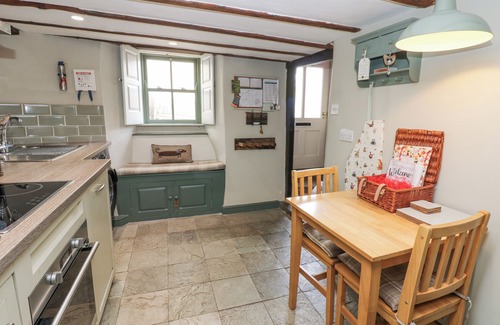 Middleham Cottage | CASTLE HILL COTTAGE, pet friendly, with open fire in Middleham