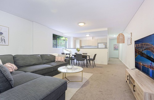 Castle Hill House | Castle HIll Sweet Modern 3BR Apt with 2 Parking