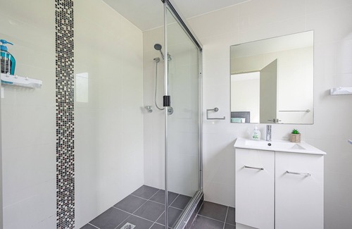 Castle Hill Apartment | Castle HIll Sweet Modern 3BR Apt with 2 Parking