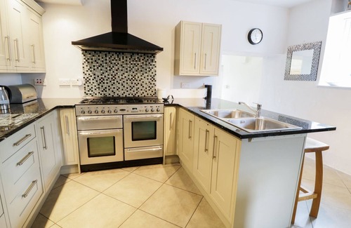 Harlech Cottage | CASTLE LODGE, pet friendly, character holiday cottage in Harlech