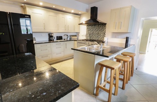 Harlech Cottage | CASTLE LODGE, pet friendly, character holiday cottage in Harlech