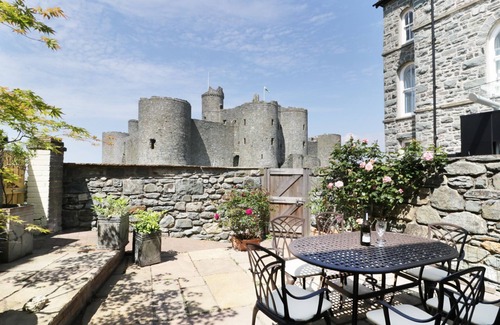 Harlech Cottage | CASTLE LODGE, pet friendly, character holiday cottage in Harlech