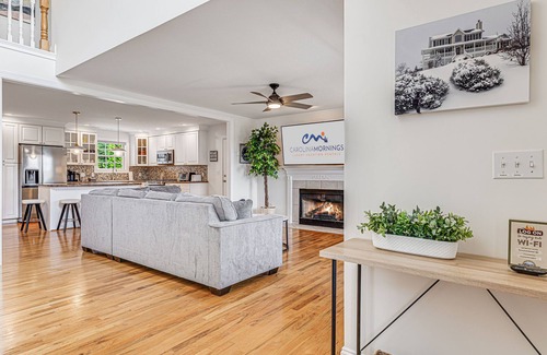Alexander House | Castlewood Retreat | Views, Hot Tub & Foosball Table🛁🏔️ + Biltmore Pass