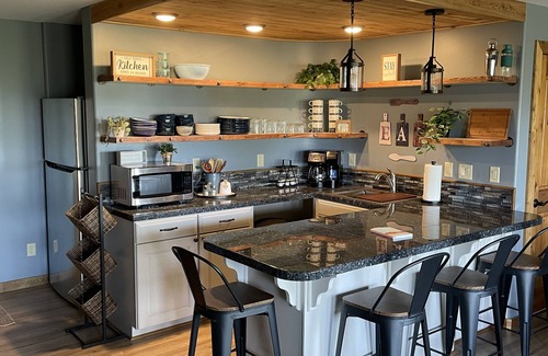 Ashland House | Casual luxury retreat: Siskiyou Mountain Place. 2 br, kitchenette.