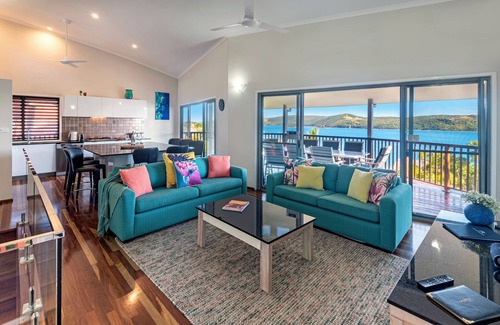 Hamilton Island House | Casuarina Cove 16 Ocean View Deluxe Refurbished 3 Bedroom House Near Marina With Golf Buggy